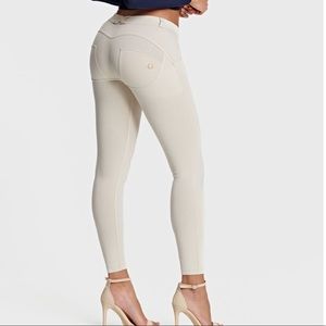 Freddy Wrp Up beige full length, mid rise, skinny